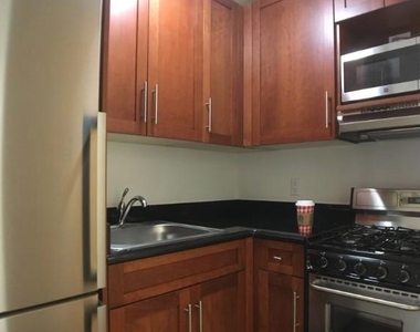 E 87 St / York Avenue - Photo Thumbnail 4