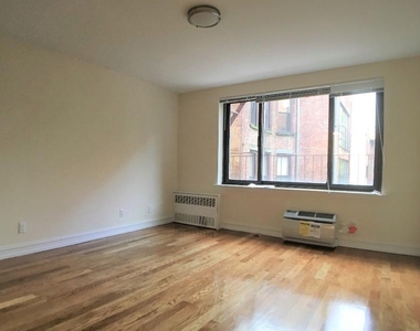 E 87 St / York Avenue - Photo Thumbnail 1