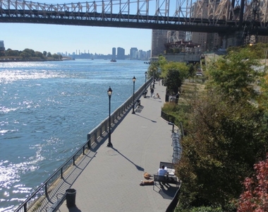 E 87 St / York Avenue - Photo Thumbnail 6