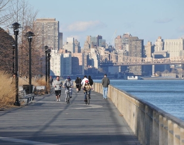 E 87 St / York Avenue - Photo Thumbnail 7