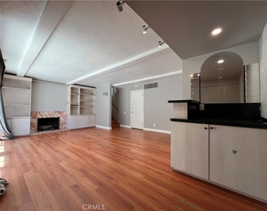 4527 Stark - Photo Thumbnail 14