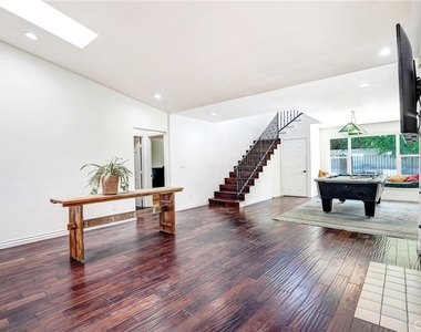 22450 Collins - Photo Thumbnail 21