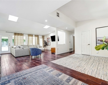 22450 Collins - Photo Thumbnail 6