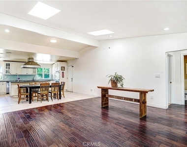 22450 Collins - Photo Thumbnail 23
