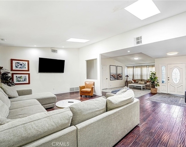 22450 Collins - Photo Thumbnail 7