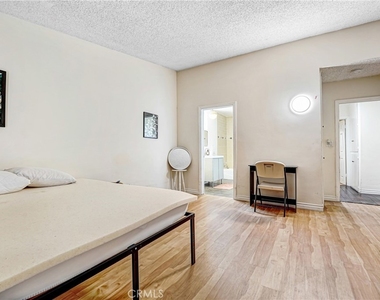 22450 Collins - Photo Thumbnail 32