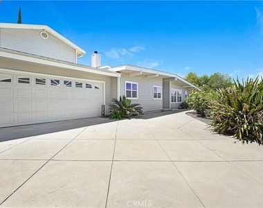 22450 Collins - Photo Thumbnail 4