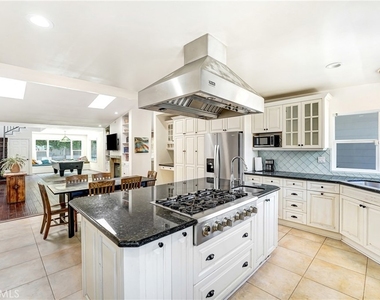 22450 Collins - Photo Thumbnail 18