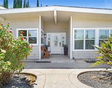 22450 Collins - Photo Thumbnail 3