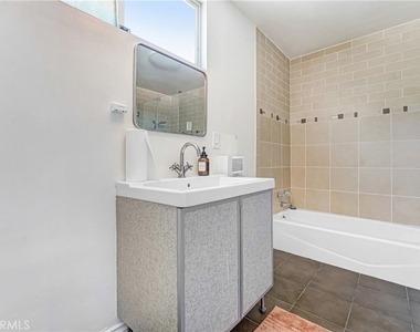 22450 Collins - Photo Thumbnail 35