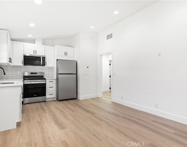 5227 Beckford Ave - Photo Thumbnail 2