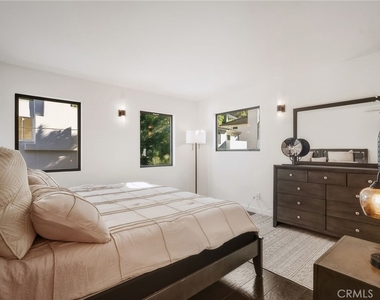 3601 Dixie Canyon Place - Photo Thumbnail 33