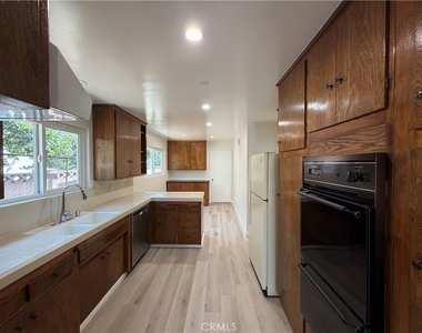 6621 Whitman Avenue - Photo Thumbnail 6