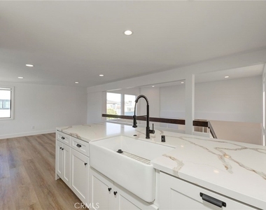 1090 Loma Drive - Photo Thumbnail 6