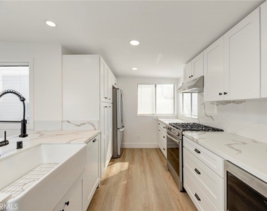 1090 Loma Drive - Photo Thumbnail 4
