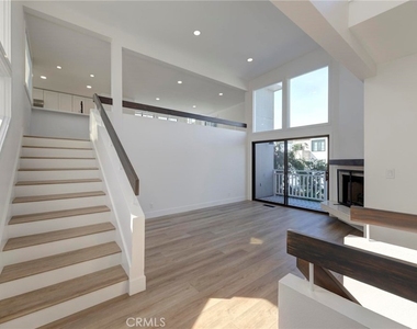 1090 Loma Drive - Photo Thumbnail 12