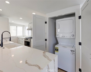 1090 Loma Drive - Photo Thumbnail 3