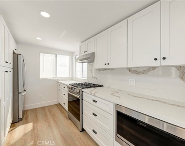 1090 Loma Drive - Photo Thumbnail 2