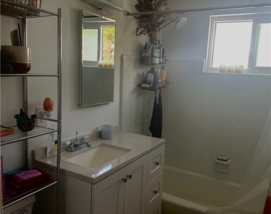 704 W 30th Street - Photo Thumbnail 10