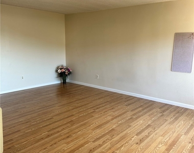 704 W 30th Street - Photo Thumbnail 12