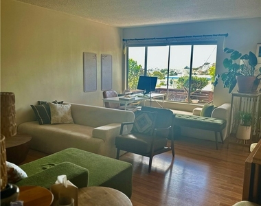 704 W 30th Street - Photo Thumbnail 1
