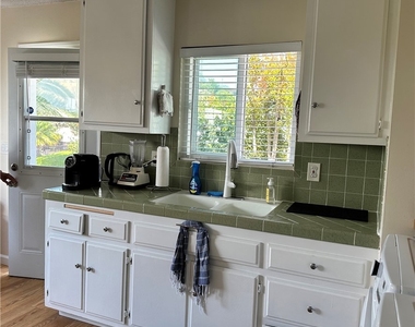 704 W 30th Street - Photo Thumbnail 5