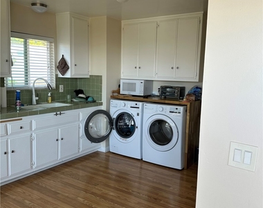 704 W 30th Street - Photo Thumbnail 8