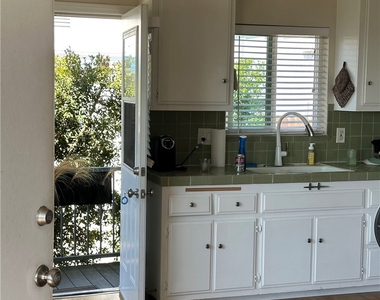 704 W 30th Street - Photo Thumbnail 6