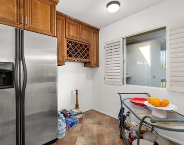 945 S Orange Grove Boulevard - Photo Thumbnail 9