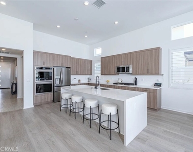 264 Mustang Lane - Photo Thumbnail 6