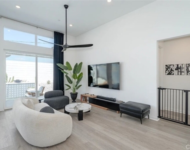 264 Mustang Lane - Photo Thumbnail 12