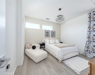 264 Mustang Lane - Photo Thumbnail 4