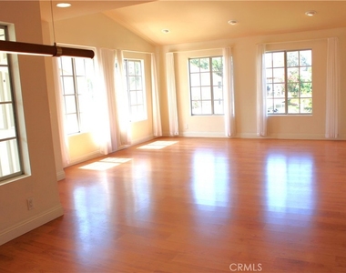 111 Greenfield - Photo Thumbnail 2