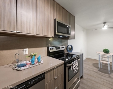 420 N Villa Court - Photo Thumbnail 10