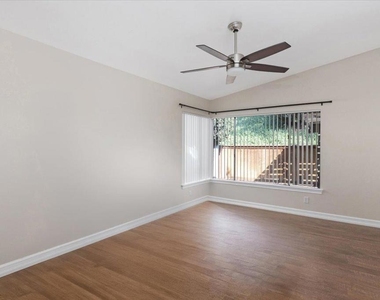 274 Boleroridge Place - Photo Thumbnail 18
