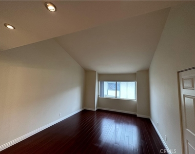 22865 Del Valle Street - Photo Thumbnail 6