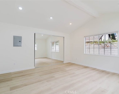 19314 Valerio Street - Photo Thumbnail 7