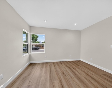 2325 N Naomi Street - Photo Thumbnail 20