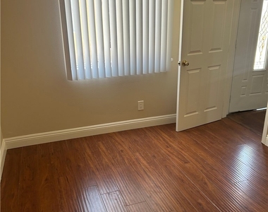 626 W 59th Place - Photo Thumbnail 3