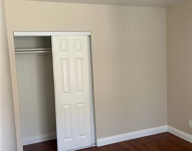 626 W 59th Place - Photo Thumbnail 4
