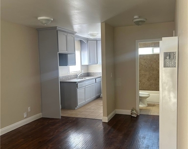626 W 59th Place - Photo Thumbnail 8