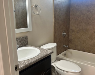 626 W 59th Place - Photo Thumbnail 2