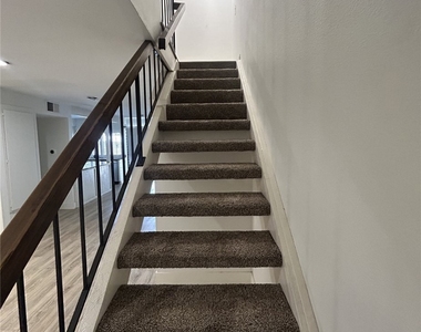714 Briarwood Lane - Photo Thumbnail 6