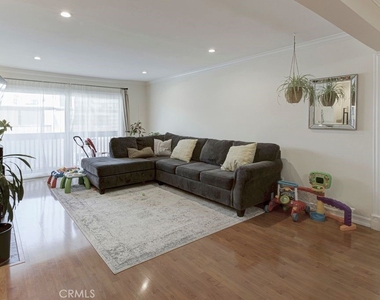 5334 Lindley - Photo Thumbnail 5