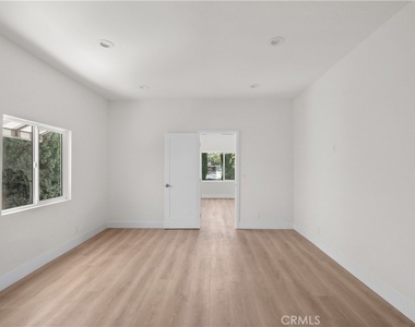 1530 N Mariposa - Photo Thumbnail 14