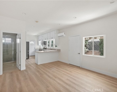 1530 N Mariposa - Photo Thumbnail 4