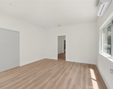 1530 N Mariposa - Photo Thumbnail 13