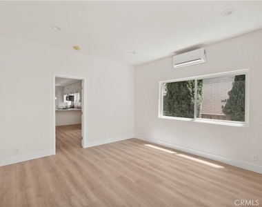 1530 N Mariposa - Photo Thumbnail 12