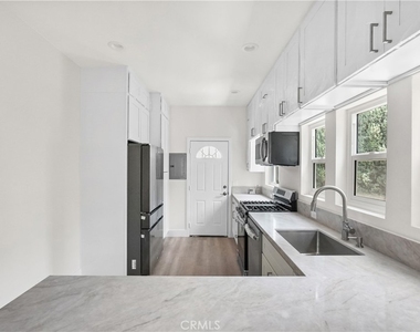 1530 N Mariposa - Photo Thumbnail 8