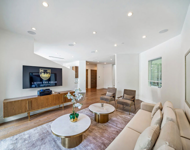 363 N Sweetzer Avenue - Photo Thumbnail 11